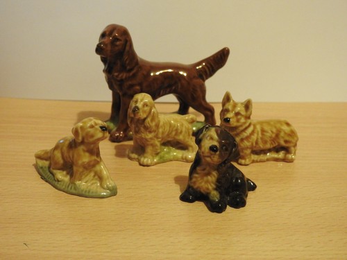 Wade pottery whimsies 5 dogs - -,